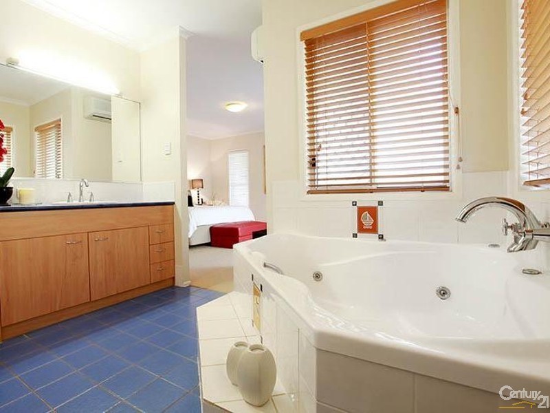 18 Laceflower Crescent, Eatons Hill QLD 4037