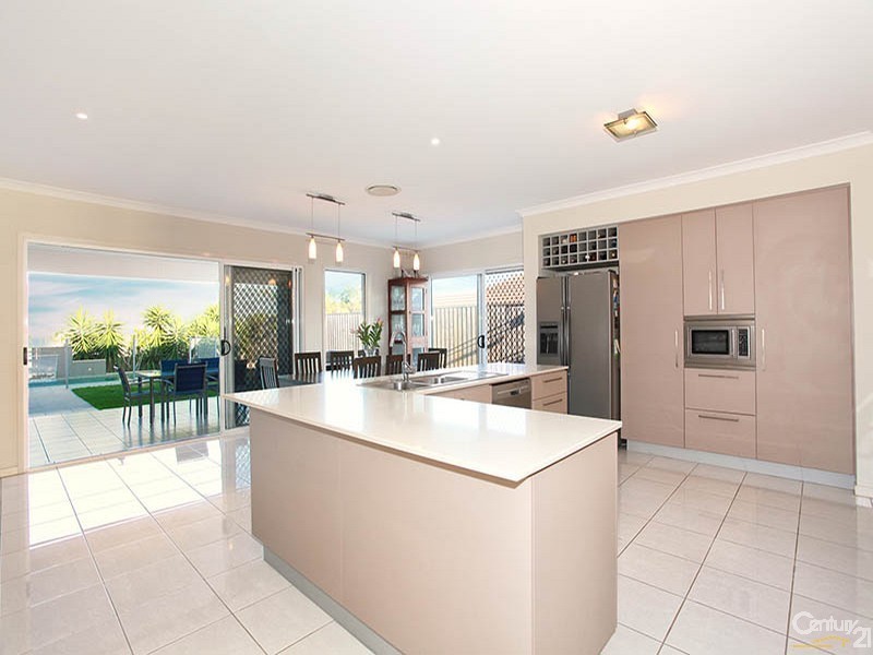 7 Crossing Drive, Eatons Hill QLD 4037