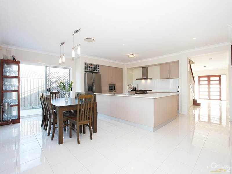 7 Crossing Drive, Eatons Hill QLD 4037