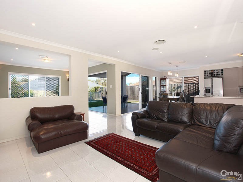 7 Crossing Drive, Eatons Hill QLD 4037