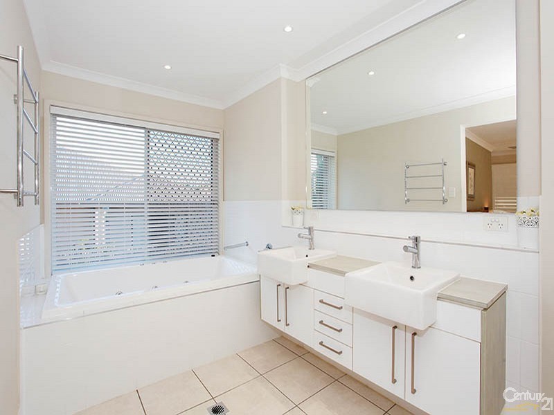 7 Crossing Drive, Eatons Hill QLD 4037
