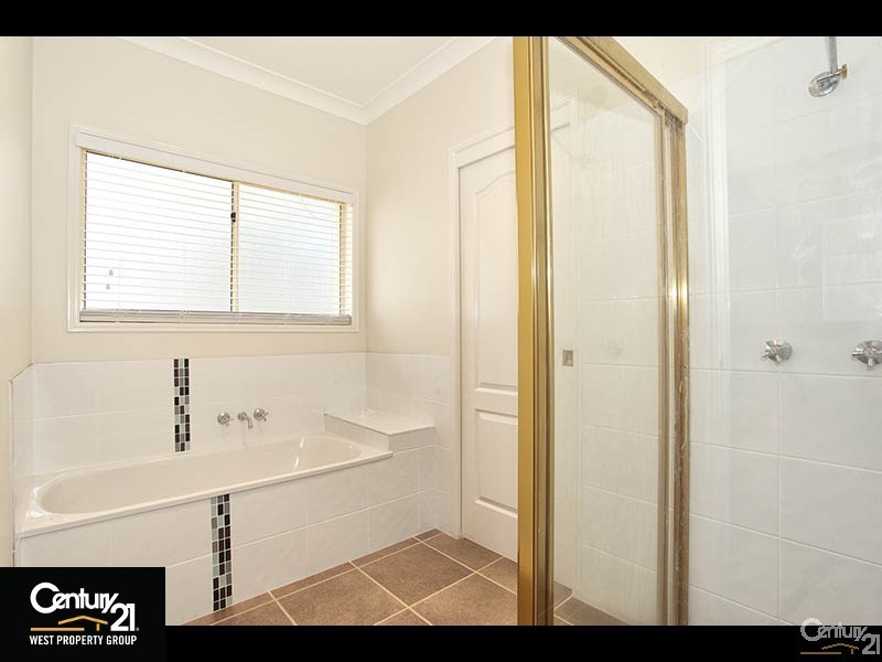 6 Heron Close, Cashmere QLD 4500