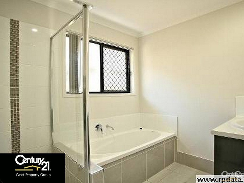 8  Moor Circuit, Warner QLD 4500