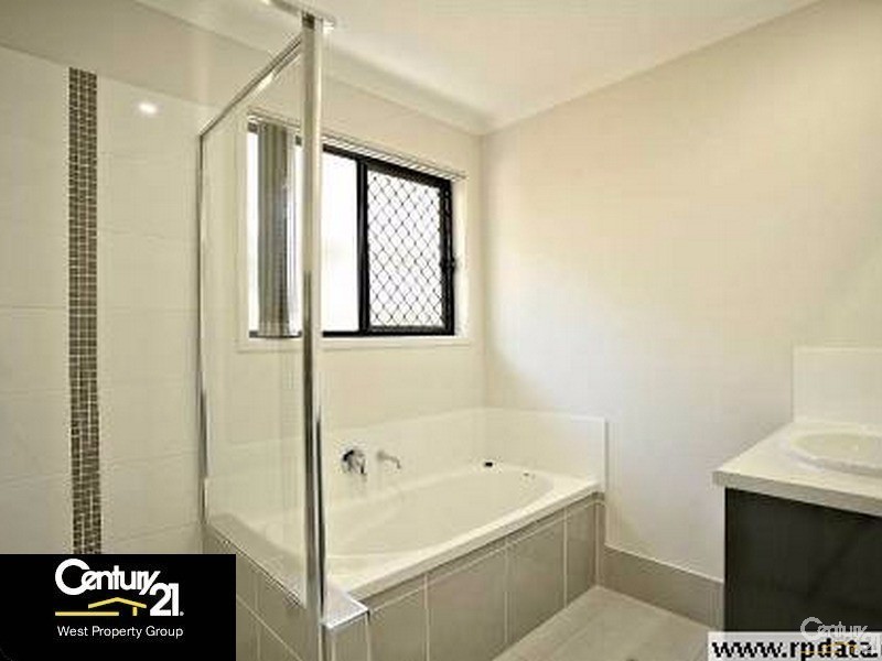 42 Caspian Parade, Warner QLD 4500