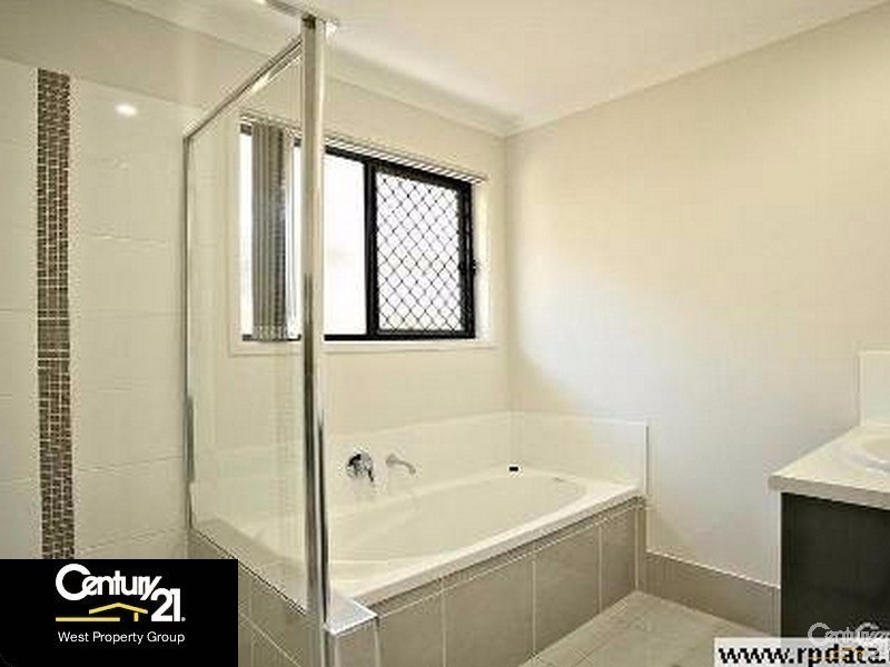 8  Moor Circuit, Warner QLD 4500