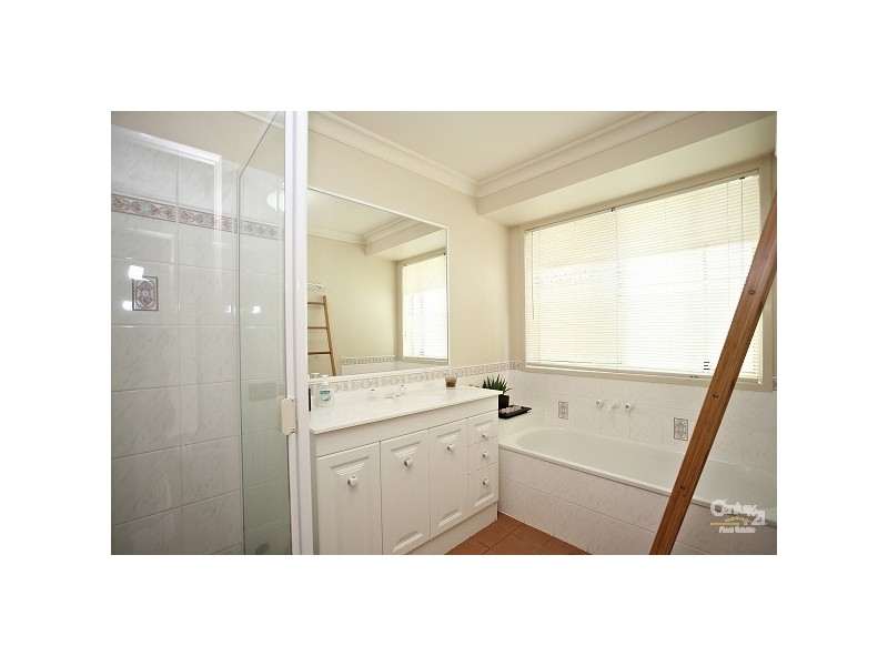 17 Hayward Ave, Cashmere QLD 4500