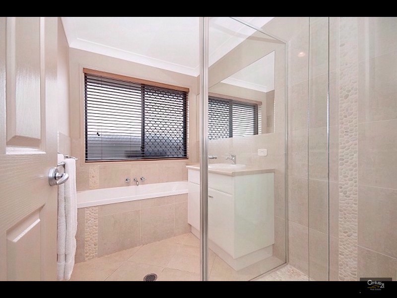 2 Quandong Crescent, Arana Hills QLD 4054