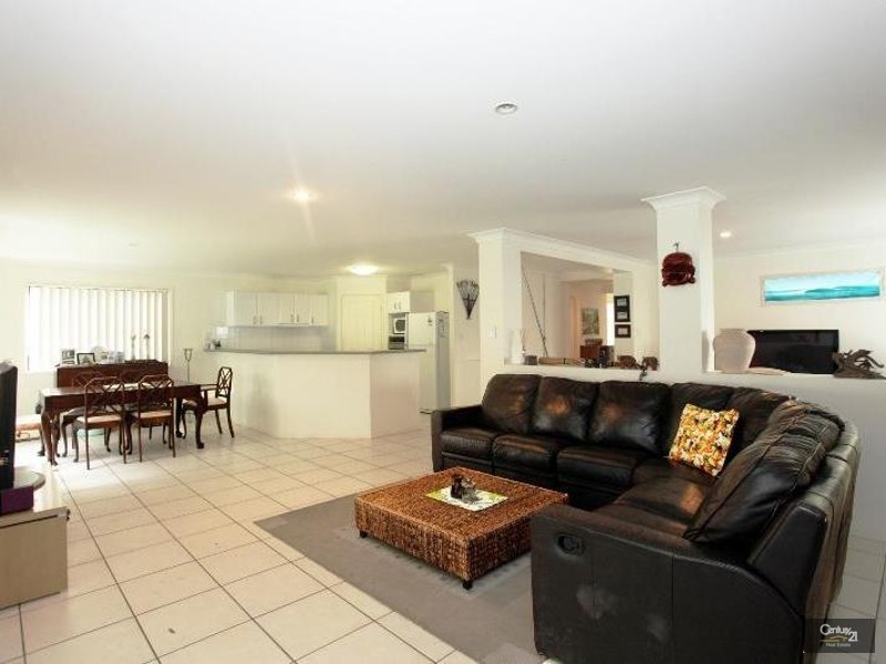 8 Veerings Crescent, Twin Waters QLD 4564