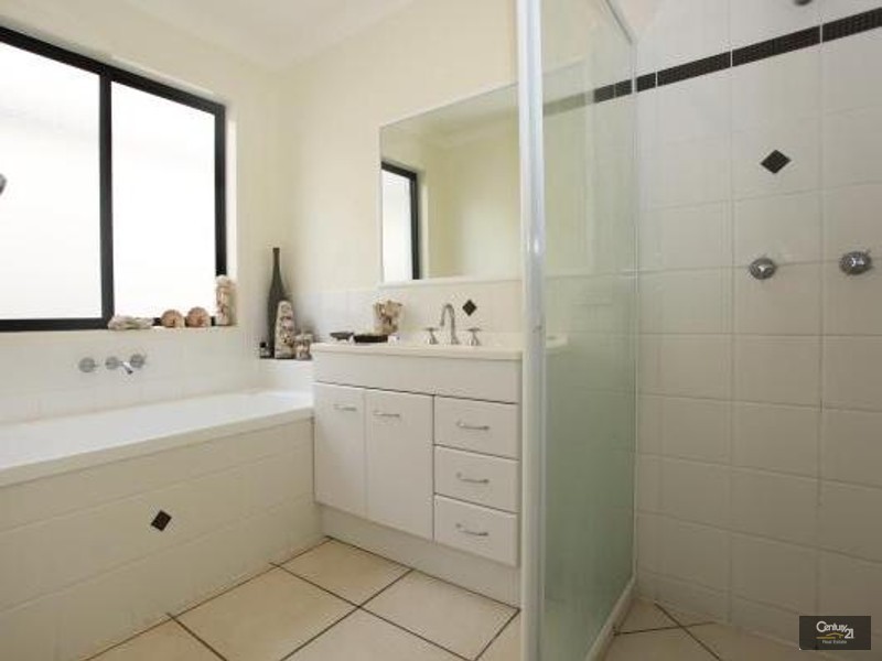 8 Veerings Crescent, Twin Waters QLD 4564