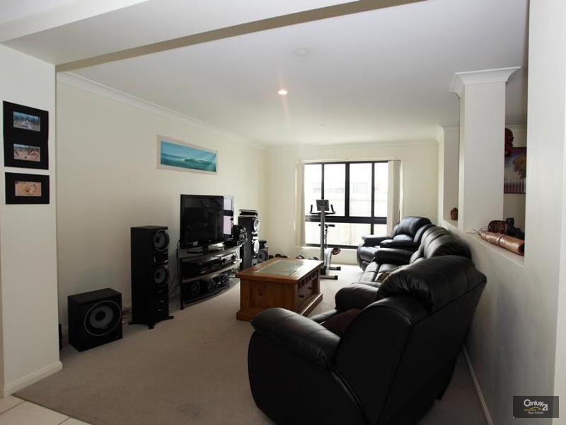 8 Veerings Crescent, Twin Waters QLD 4564