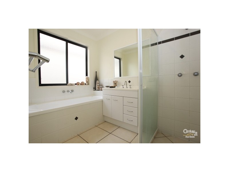 8 Veerings Cresent, Twin Waters QLD 4564