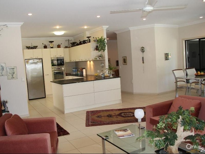 32 Baker-Finch Place, Twin Waters QLD 4564