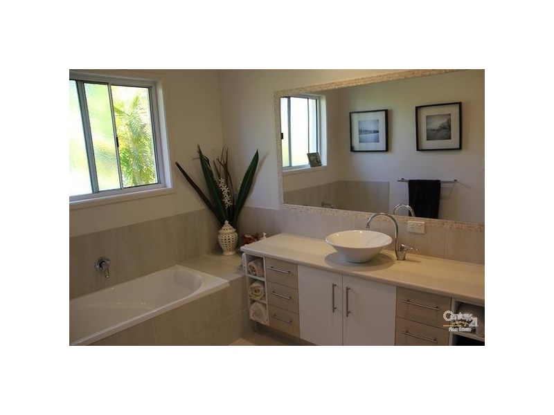 8 Oyster Court, Twin Waters QLD 4564