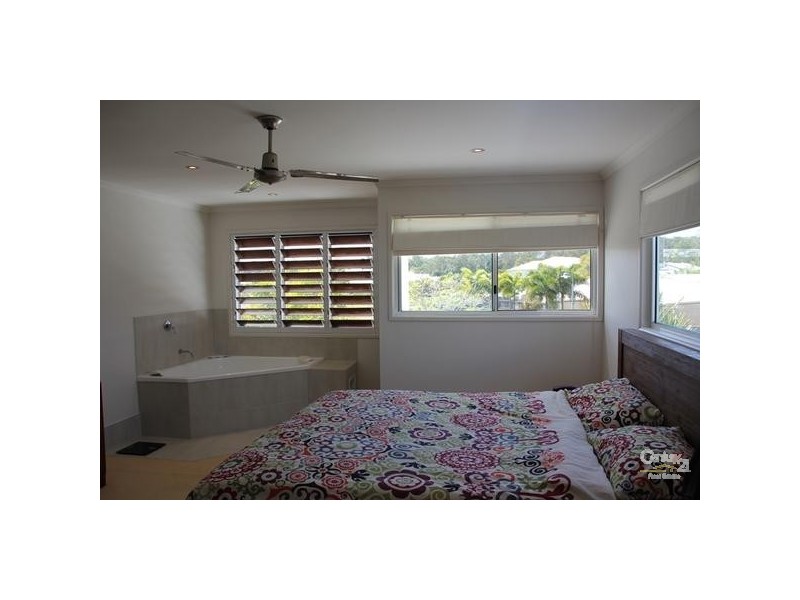 8 Oyster Court, Twin Waters QLD 4564