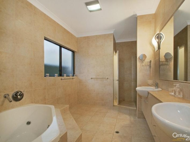 8 Mizzen Place, Twin Waters QLD 4564