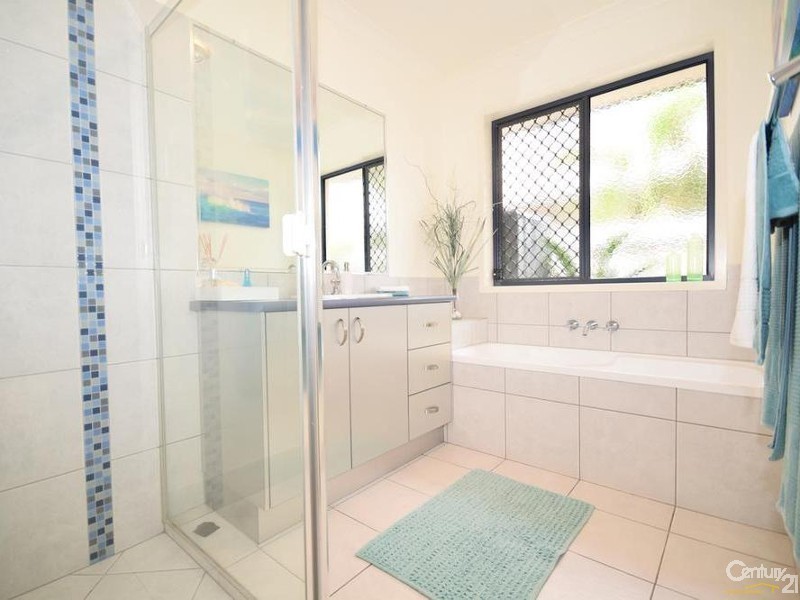 32 Veerings Crescent, Twin Waters QLD 4564