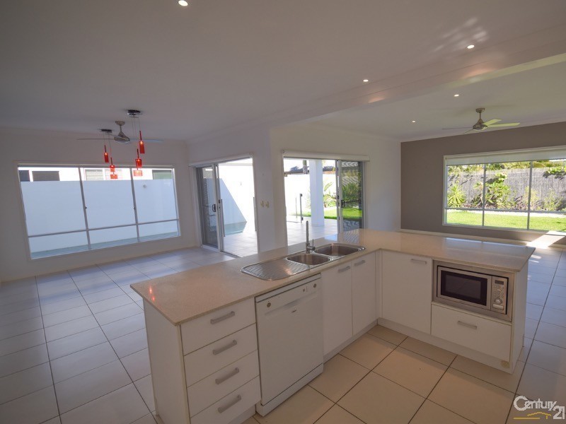 8 Seahorse Drive, Twin Waters QLD 4564