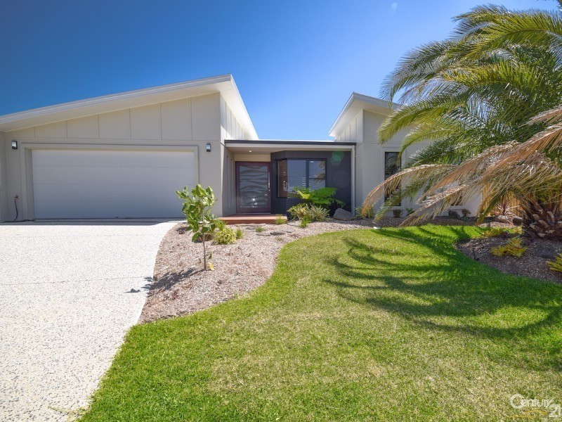 32 Surfrider Place, Mudjimba QLD 4564