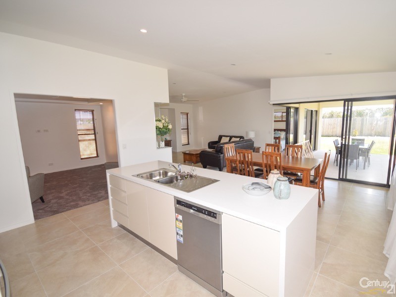 32 Surfrider Place, Mudjimba QLD 4564