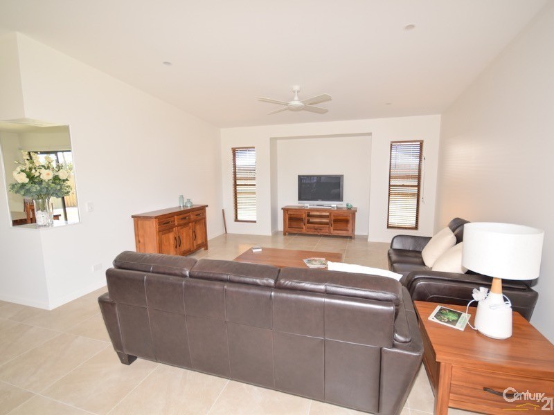 32 Surfrider Place, Mudjimba QLD 4564