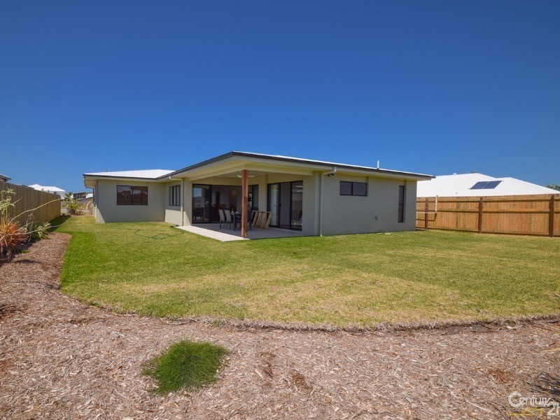 32 Surfrider Place, Mudjimba QLD 4564