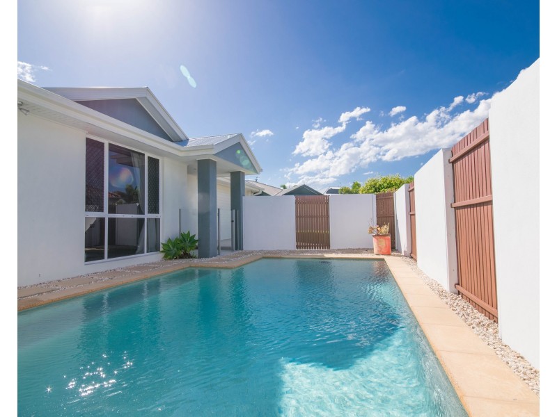 6 Oyster Court, Twin Waters QLD 4564