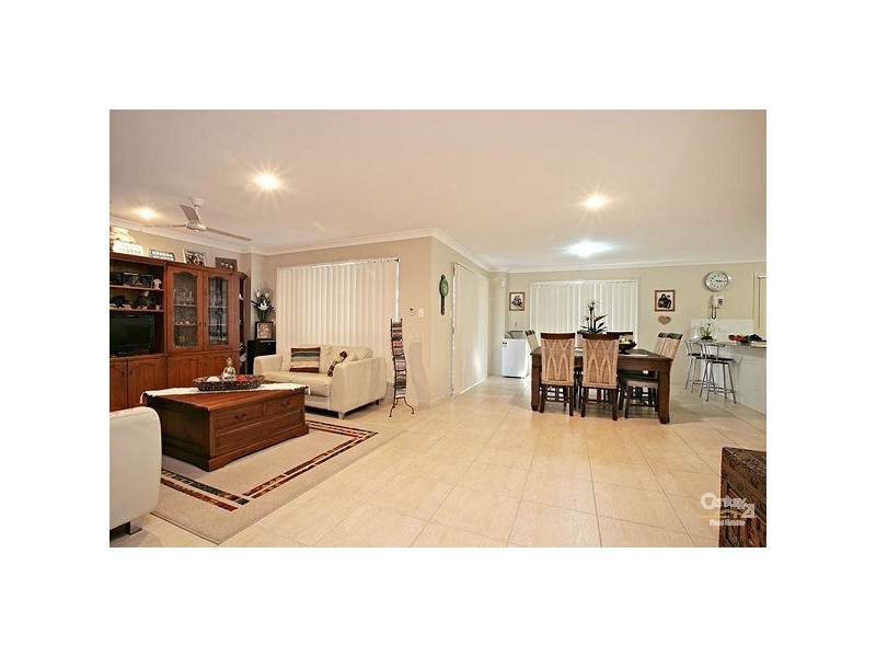 17 Caragh Crescent, Oxenford QLD 4210