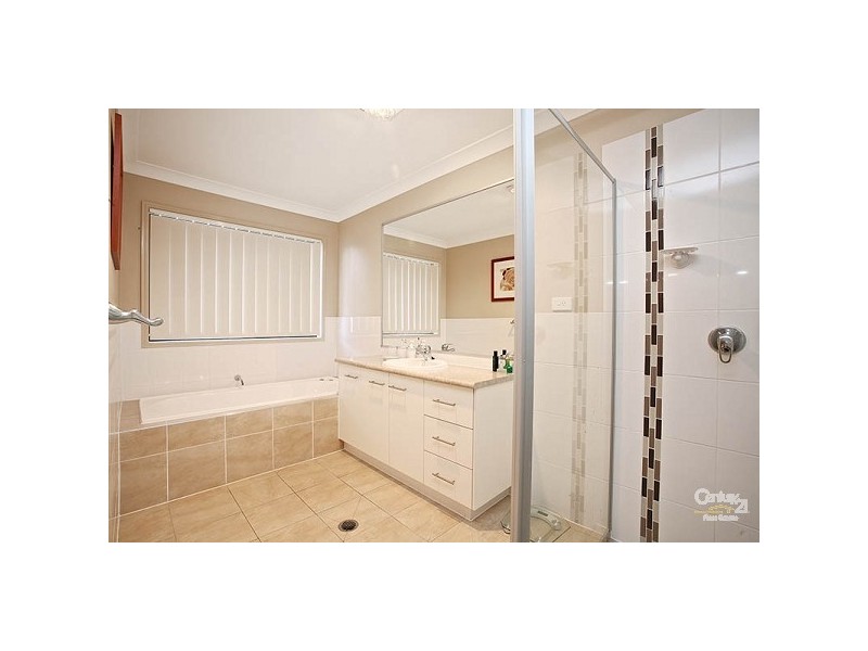 17 Caragh Crescent, Oxenford QLD 4210