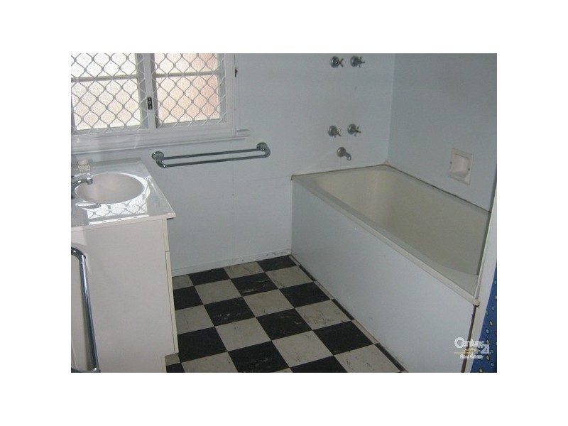 33 Lauga Street, Park Avenue QLD 4701