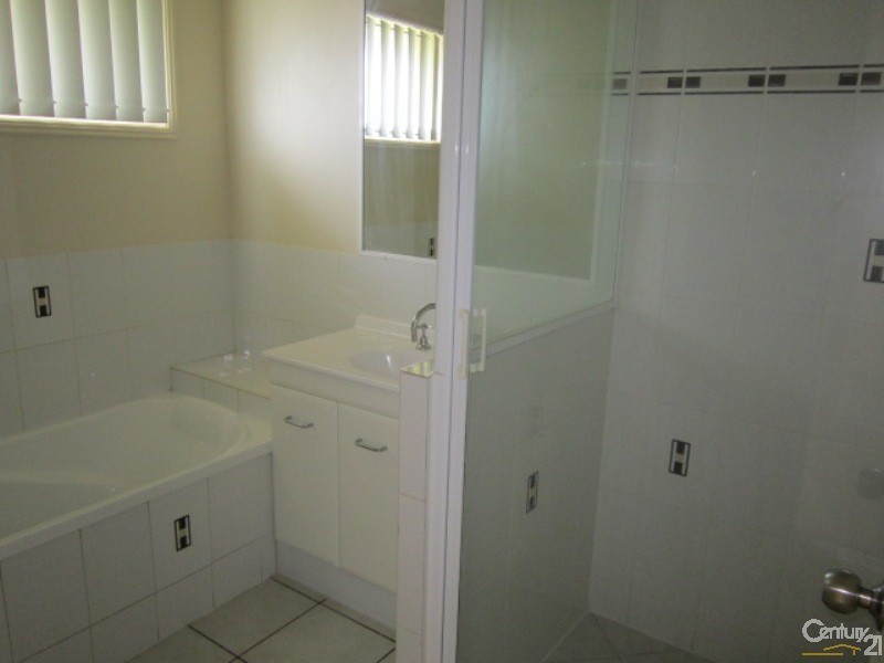 33 Seonaid Place, Gracemere QLD 4702