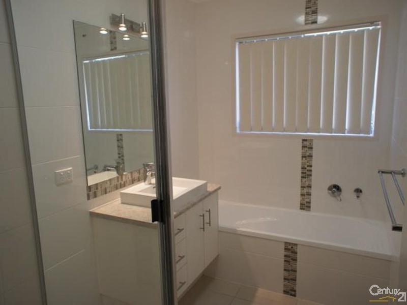 25 Tawarra Crescent, Gracemere QLD 4702