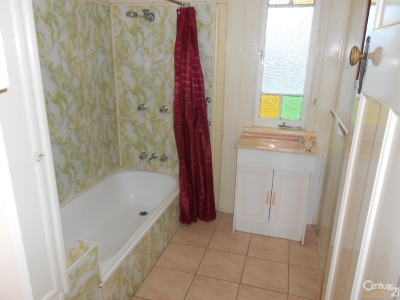 5 Water Street, Berserker QLD 4701