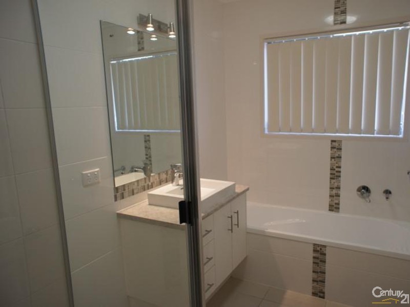 25 Tawarra Crescent, Gracemere QLD 4702