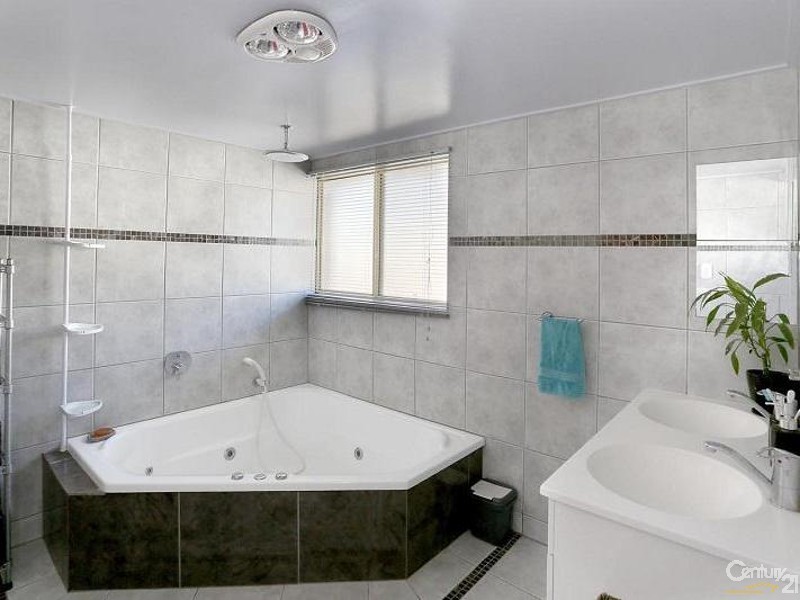 24 Nobbs Street, Berserker QLD 4701