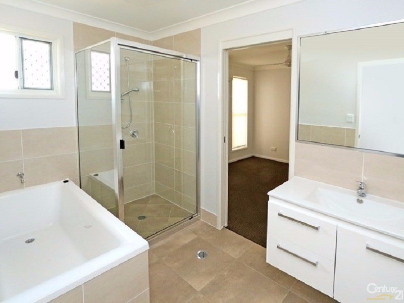 15 Card Street, Berserker QLD 4701