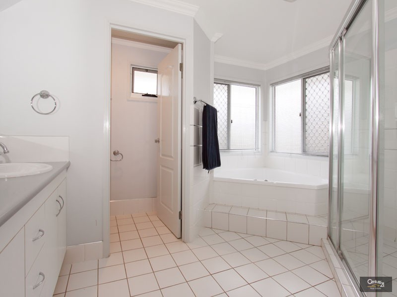 12 Pinehurst Court, Albany Creek QLD 4035