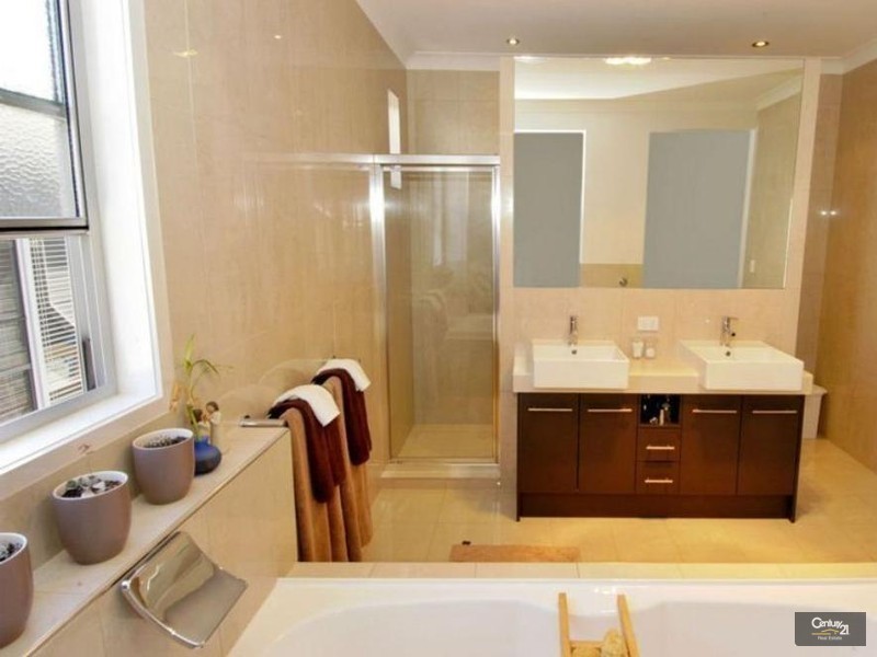 7 Amorosa Court, Eatons Hill QLD 4037