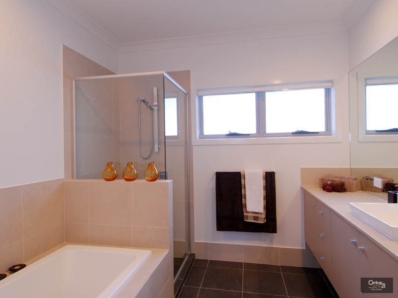 3 Amorosa Court, Eatons Hill QLD 4037