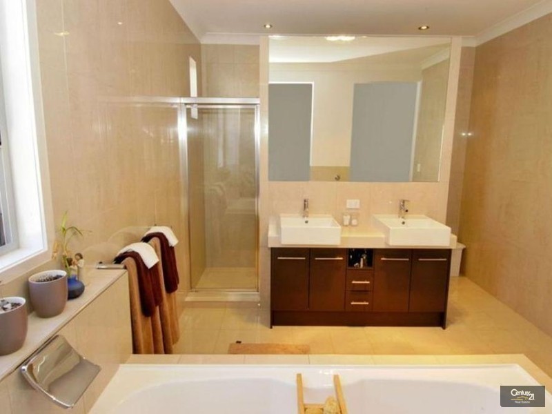 3 Amorosa Court, Eatons Hill QLD 4037