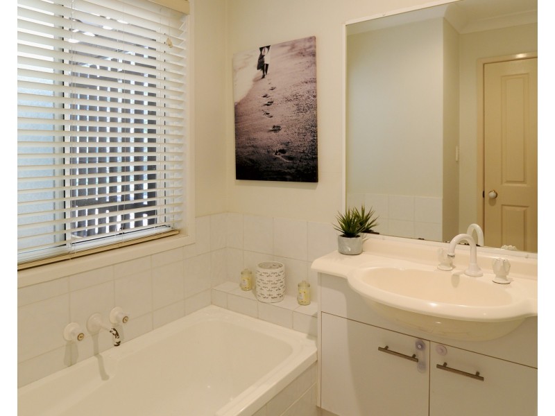 17 Raven Way, Noosaville QLD 4566