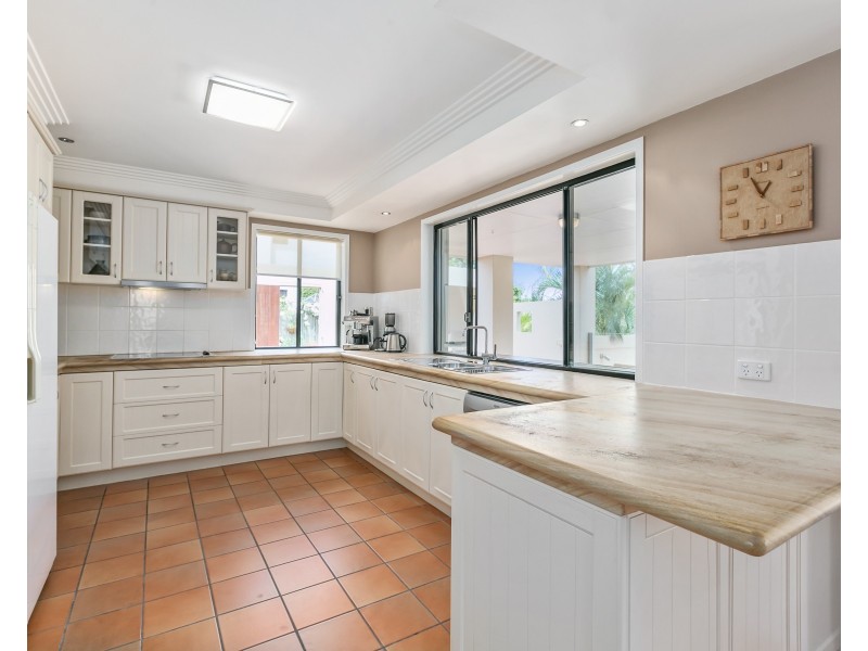 15 Seafarer Court, Castaways Beach QLD 4567
