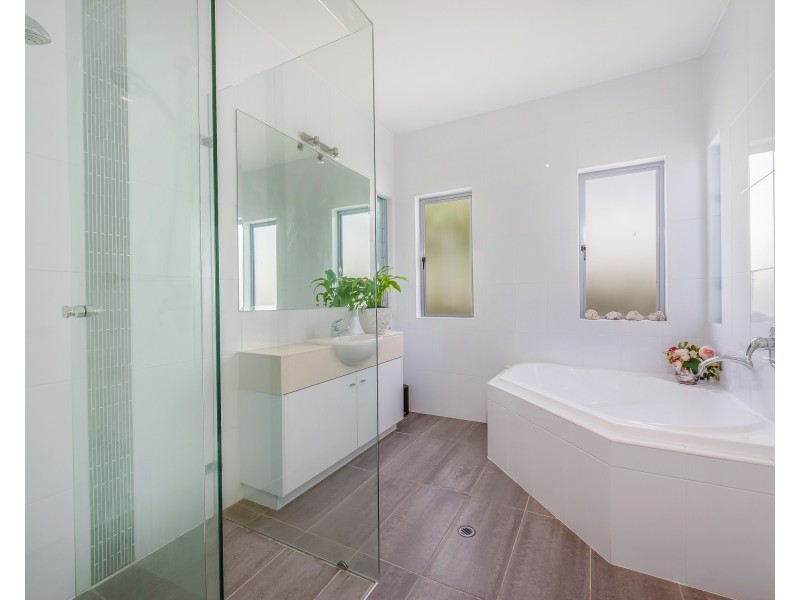 24 Lakeside Drive, Peregian Springs QLD 4573