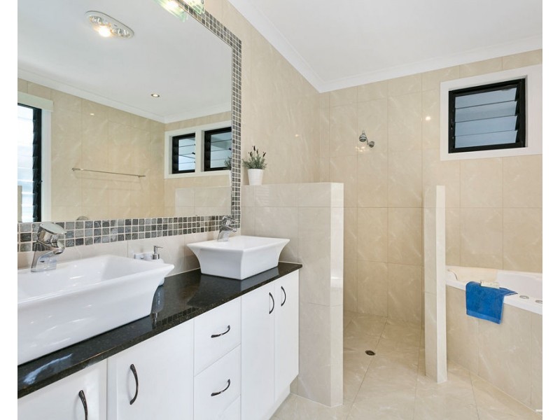 8 Lakeside Drive, Peregian Springs QLD 4573