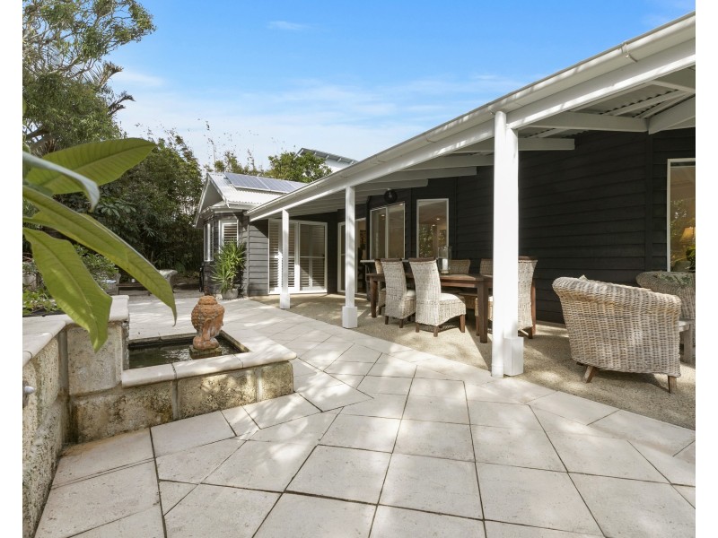 16 Daybreak Court, Castaways Beach QLD 4567