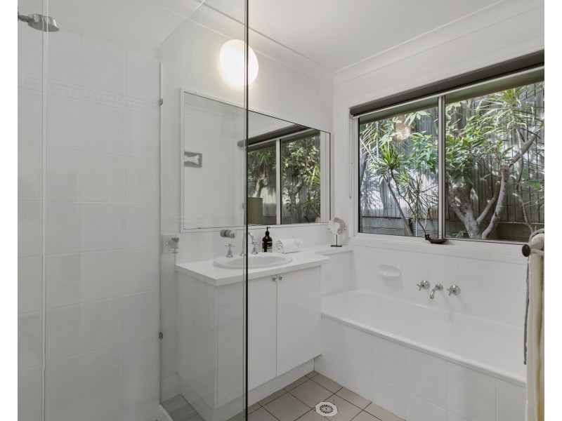 16 Daybreak Court, Castaways Beach QLD 4567