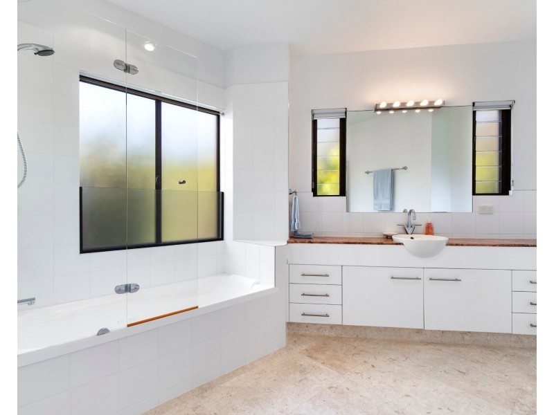 2/33 Duke Street, Sunshine Beach QLD 4567