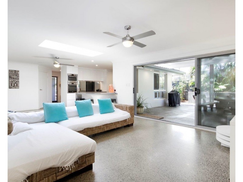 18 Moonbeam Crescent, Castaways Beach QLD 4567