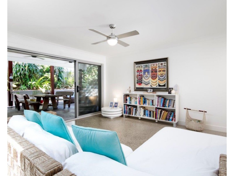 18 Moonbeam Crescent, Castaways Beach QLD 4567