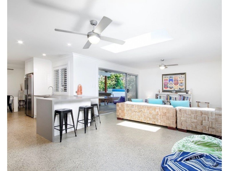 18 Moonbeam Crescent, Castaways Beach QLD 4567