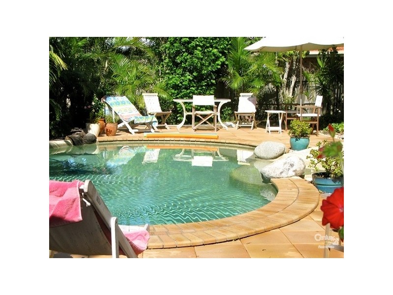 2 Moonbeam Crescent, Castaways Beach QLD 4567